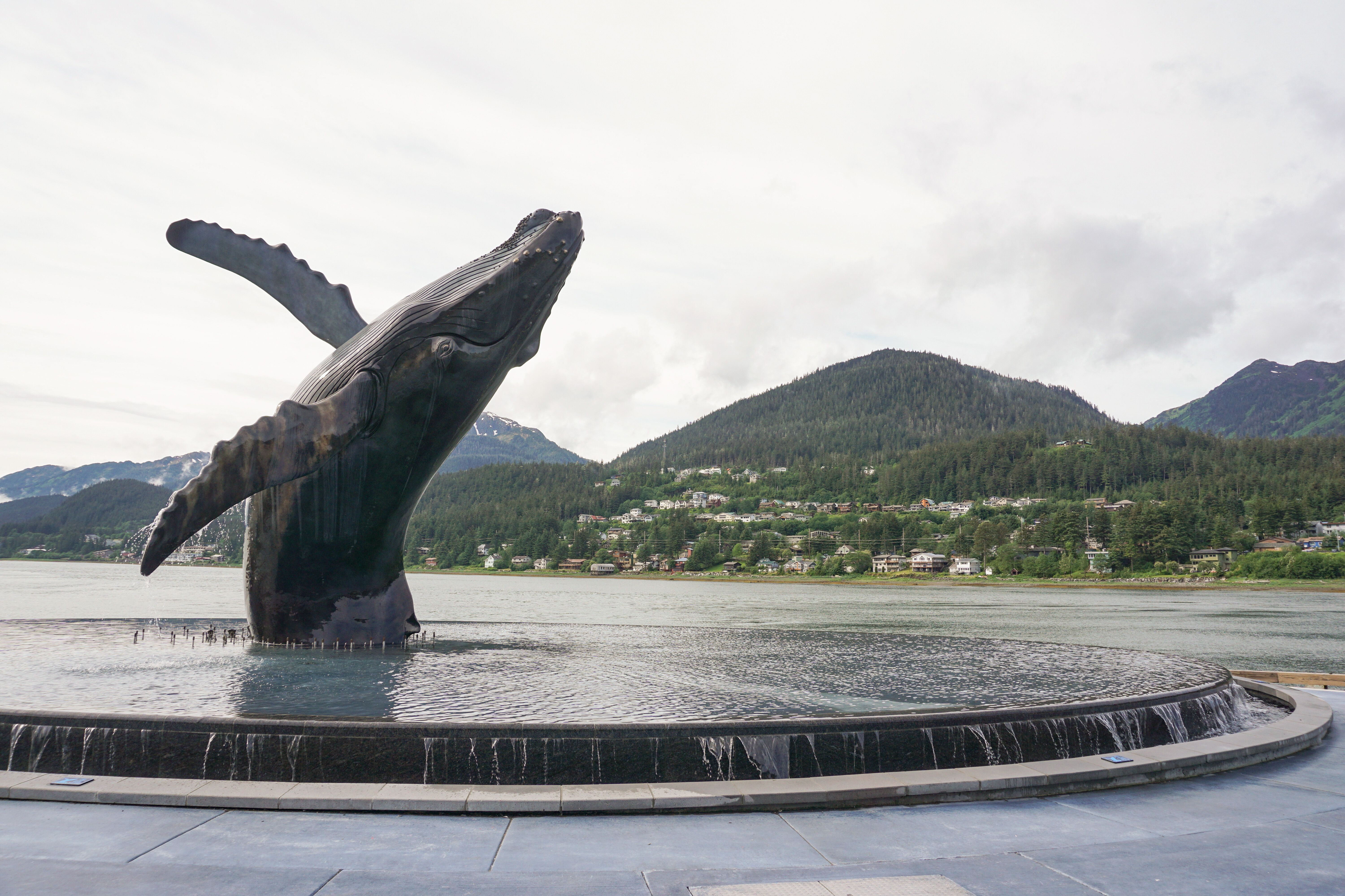 Eine Wal Statue im Mayor Bill Overstreet Park in Juneau, Alaska
